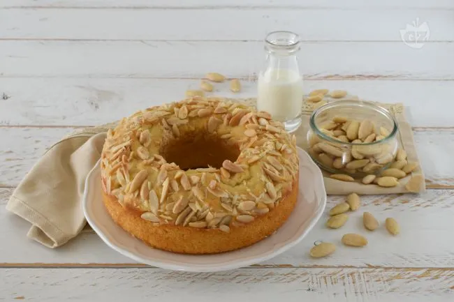Ciambella con mandorle e mascarpone