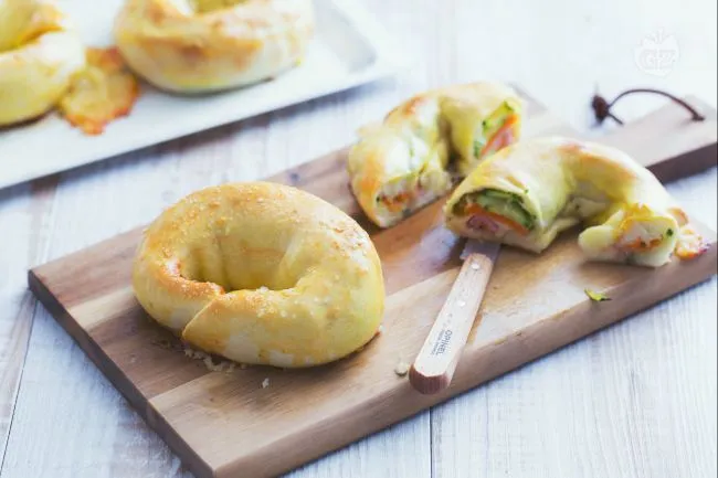 Ciambelle salate veloci con fontina e