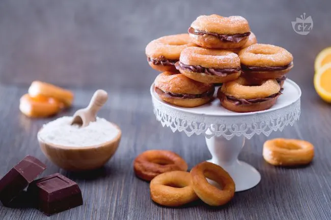 Ciambelline fritte ripiene di crema al cioccolato