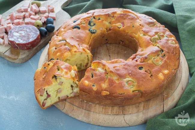 Ciambellone salato con salumi e olive