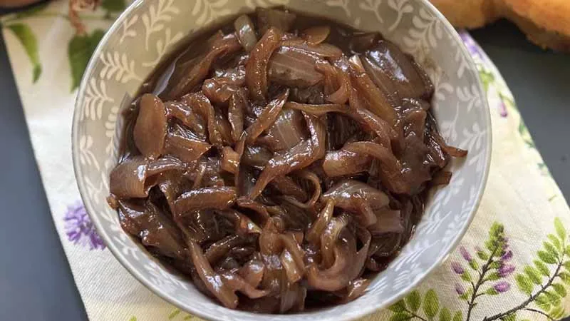 Cipolle caramellate con glassa di aceto balsamico