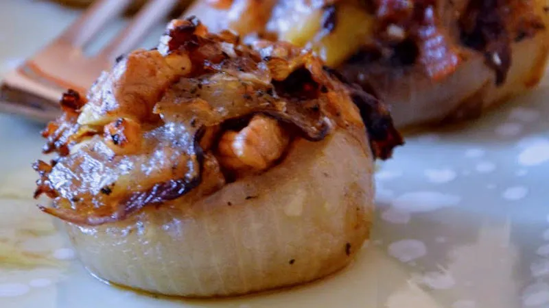 Cipolle ripiene al forno con radicchio