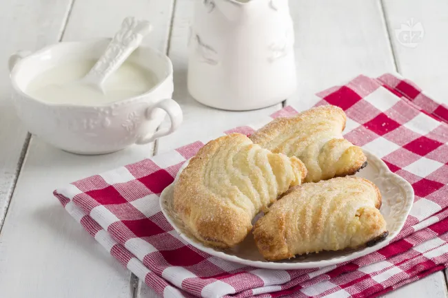 Conchiglie dolci di sfoglia ripiene