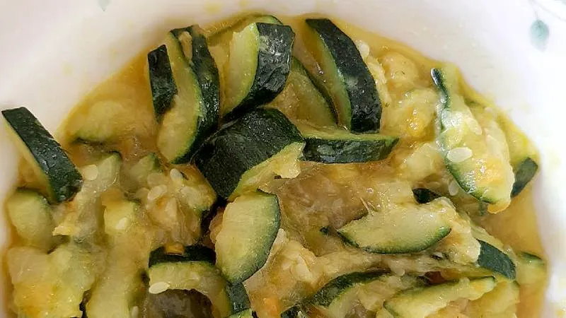 Zucchine in padella con cipolla e carota