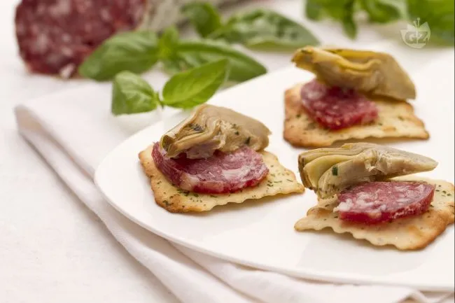 Cracker alle olive con carciofi trifolati
