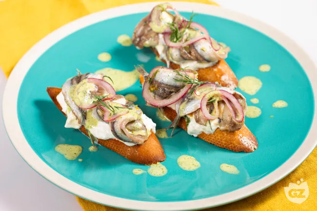 Crostini con alici marinate e burrata