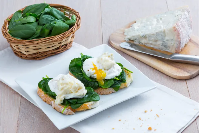 Crostini con uovo poché e gorgonzola