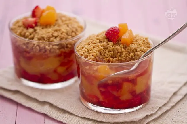 Crumble di pesche con fragole