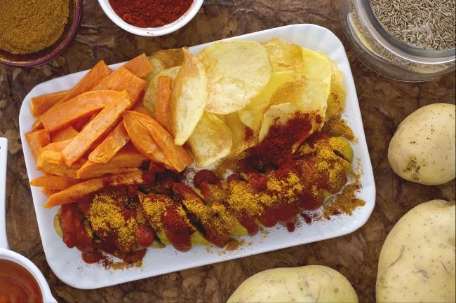 Currywurst con patatine fritte