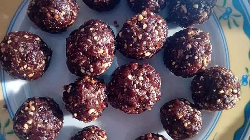 Dolcetti di datteri e nocciole vegan