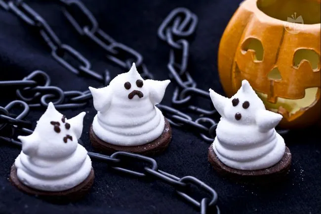 Fantasmini di marshmallow su base