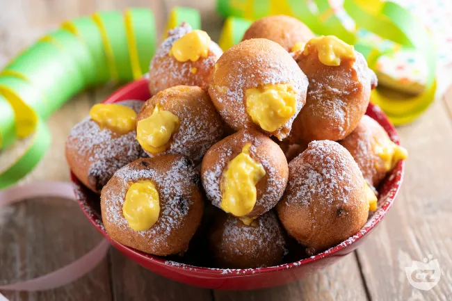 Frittelle di carnevale con crema