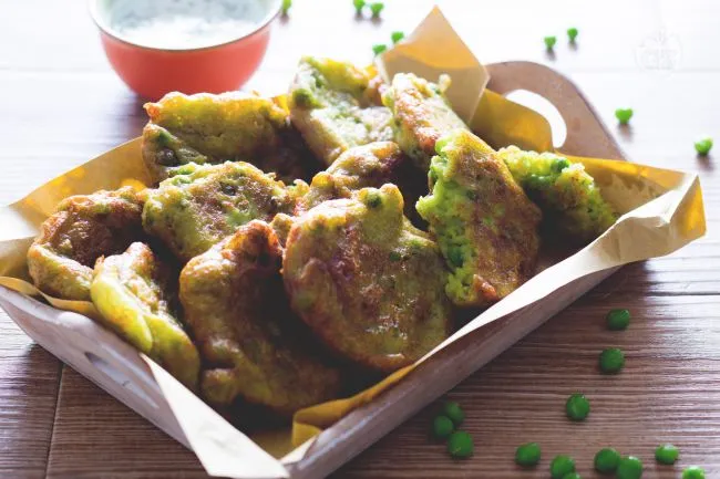 Frittelle di piselli con salsa allo yogurt