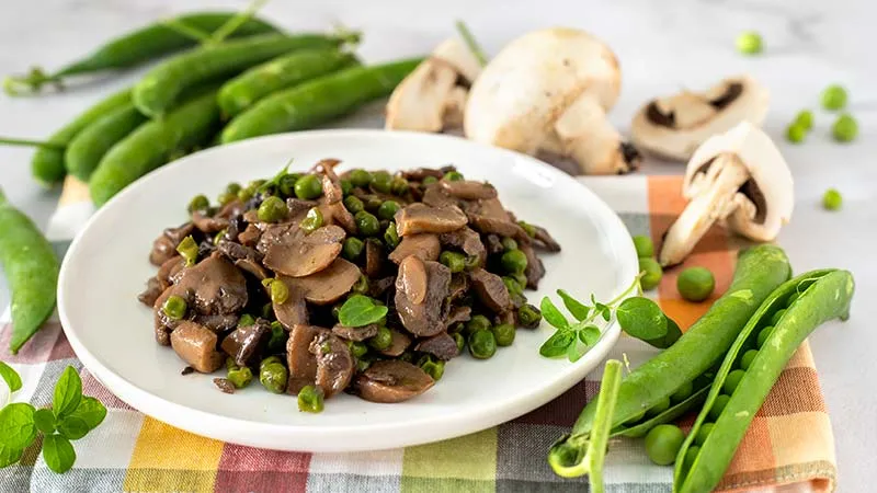 Funghi e piselli in padella