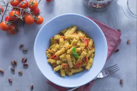 Fusilli con pesto di pistacchi e pomodorini