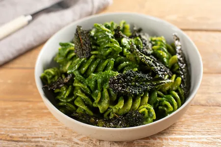 Fusilloni con crema di cavolo nero e chips