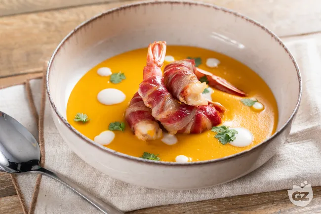 Gamberi avvolti nel bacon su vellutata