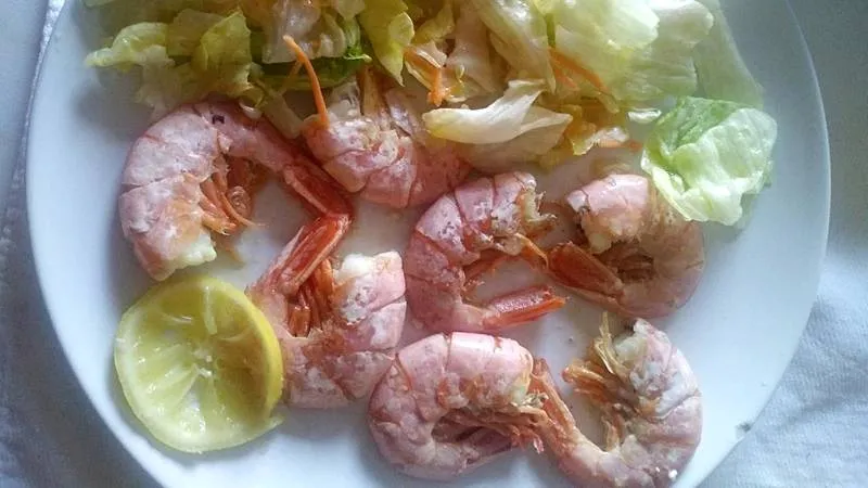 Gamberoni al vapore con brodo di teste