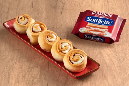 Girelle di pasta sfoglia con prosciutto e