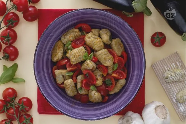 Gnocchi di melanzane con pomodorini e basilico