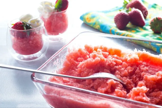 Granita alla fragola con panna