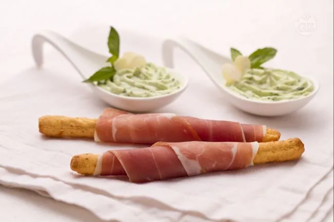 Grissini al pomodoro con prosciutto e crema