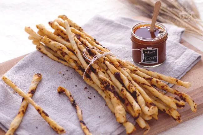 Grissini ritorti con crema di pomodorini