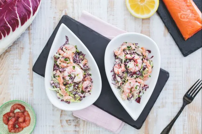 Insalata allo yogurt con salmone e gamberetti