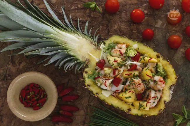 Insalata con gamberi nell'ananas