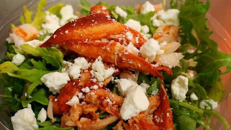 Insalata di astice e verdure con salsa