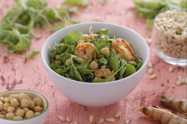 Insalata di ceci, gamberi e rucola