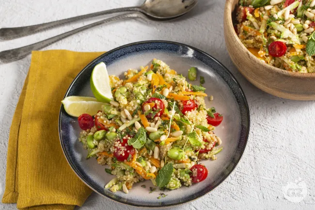 Insalata di quinoa con edamame e verdure
