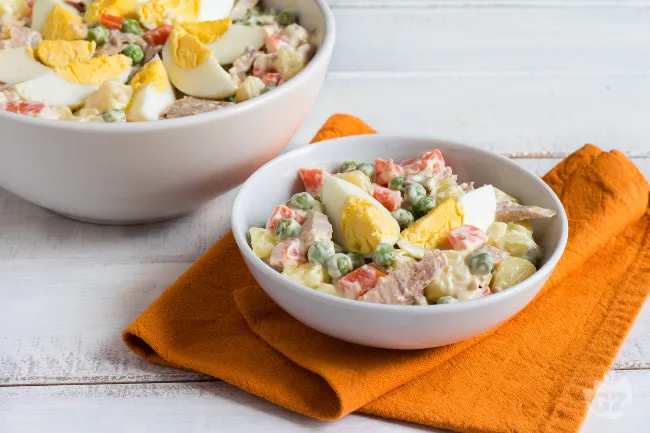 Insalata russa con tonno e uova sode