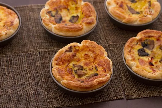 Mini quiche ai funghi, porri e prosciutto