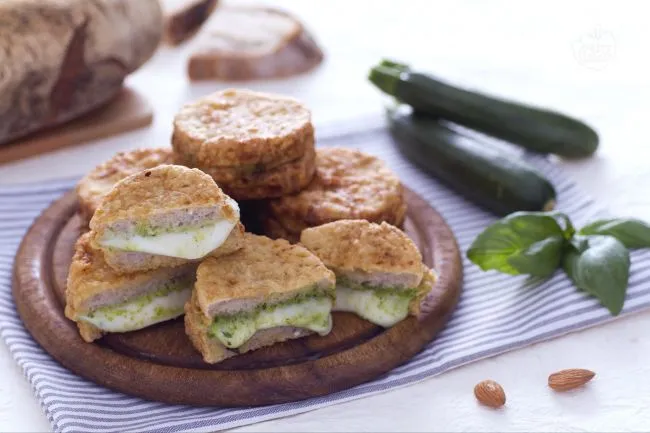 Mozzarella in carrozza con pesto di zucchine e basilico