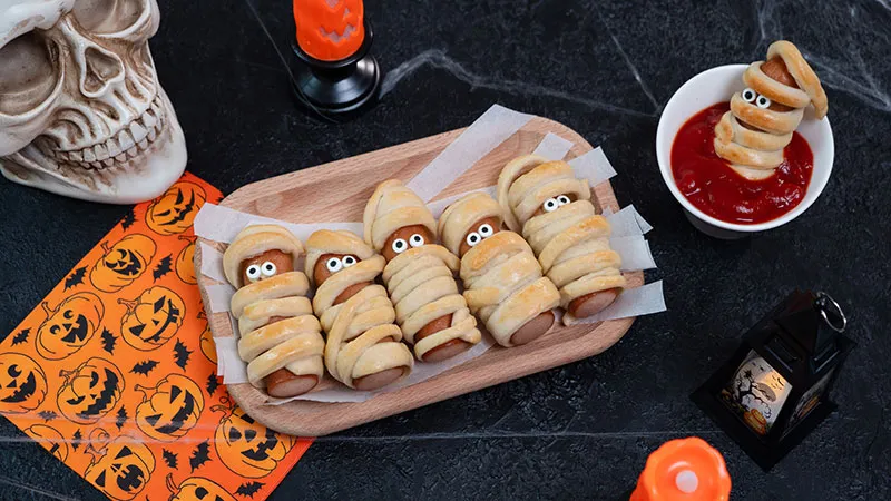 Mummie di halloween con wurstel