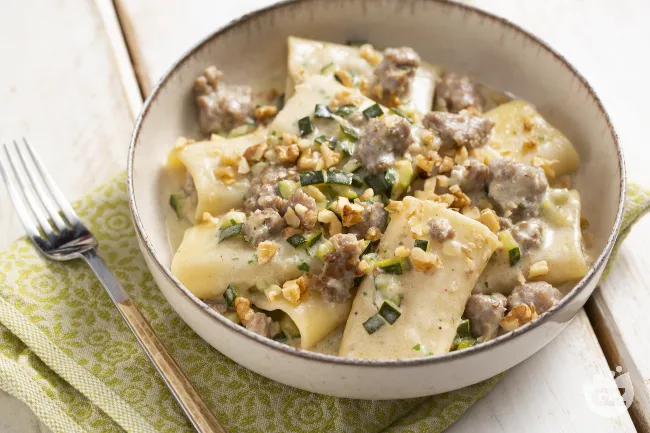 Paccheri con panna, salsiccia e zucchine