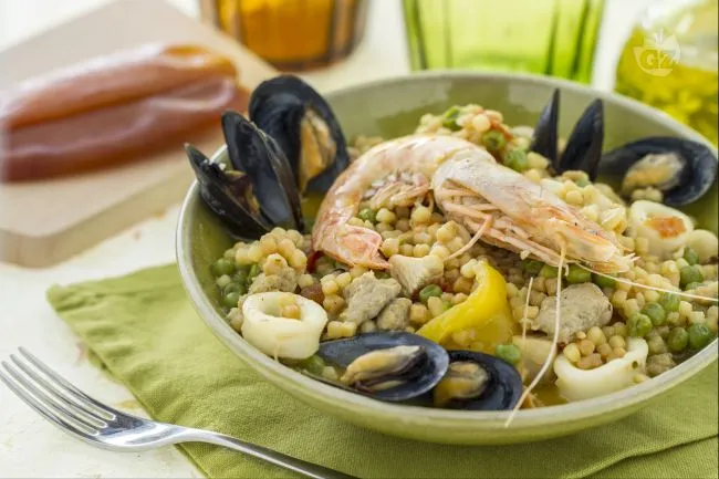 Paella algherese con fregola e frutti