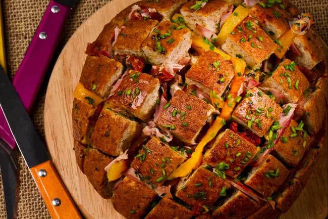 Pane ripieno con prosciutto e fontina