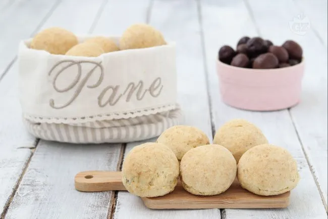 Panini veloci alle olive con lievito