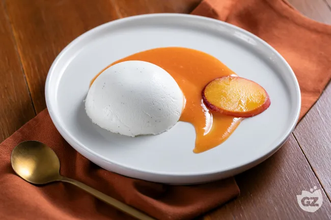 Panna cotta con coulis di pesche