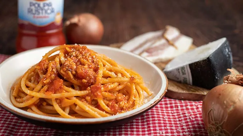 Pasta all'amatriciana con bucatini