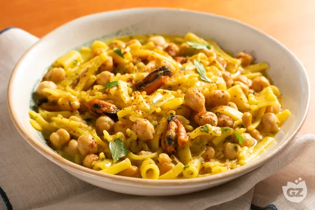 Pasta con ceci, cozze e zafferano