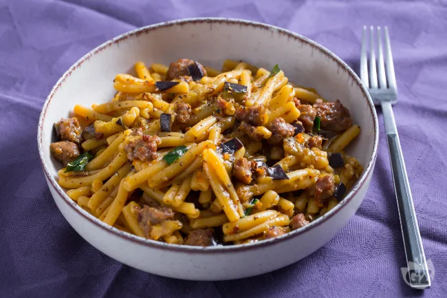 Pasta con melanzane e salsiccia