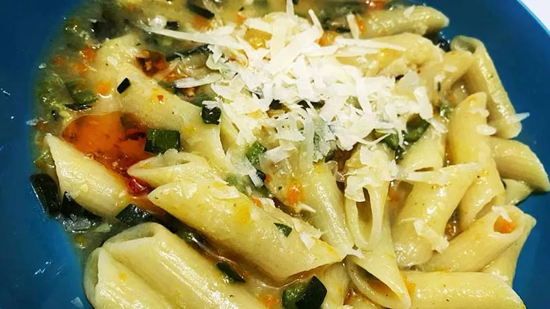 Pasta con zucchine e carote