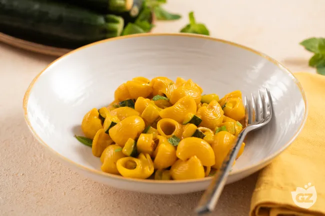 Pasta con zucchine e zafferano