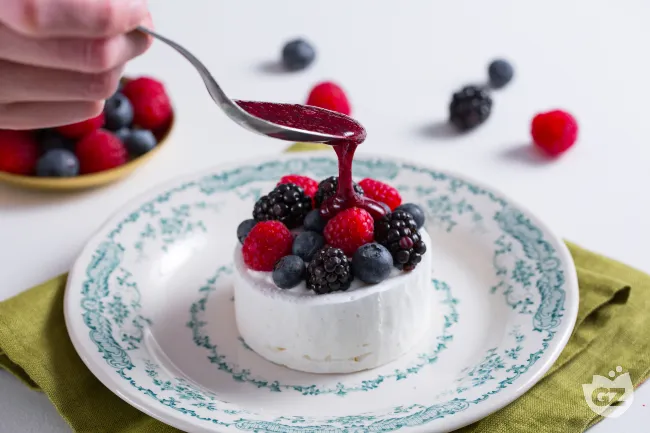 Pavlova con chantilly e frutti di bosco