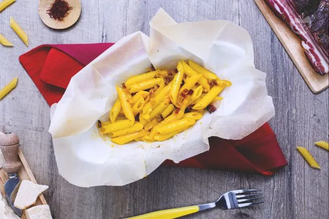 Penne allo zafferano in cartoccio