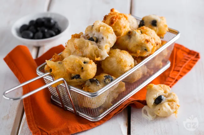 Pettole con olive e mozzarella dop