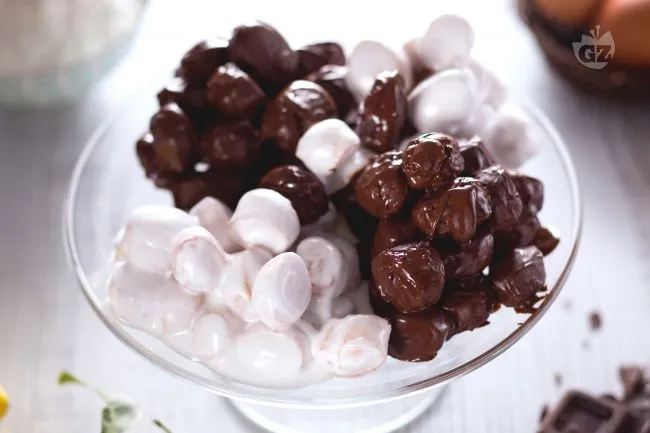 Pignolata glassata al cioccolato